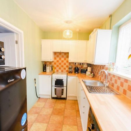 איפסוויץ' 4 Bed - 2 Baths 1 Walk In Shower Lots Of Parking מראה חיצוני תמונה