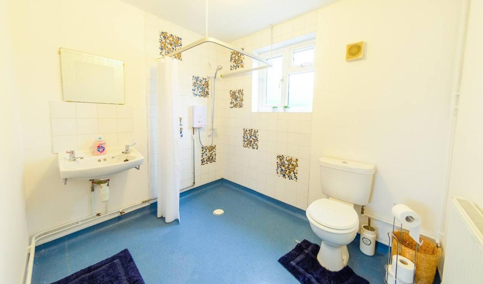 איפסוויץ' 4 Bed - 2 Baths 1 Walk In Shower Lots Of Parking מראה חיצוני תמונה