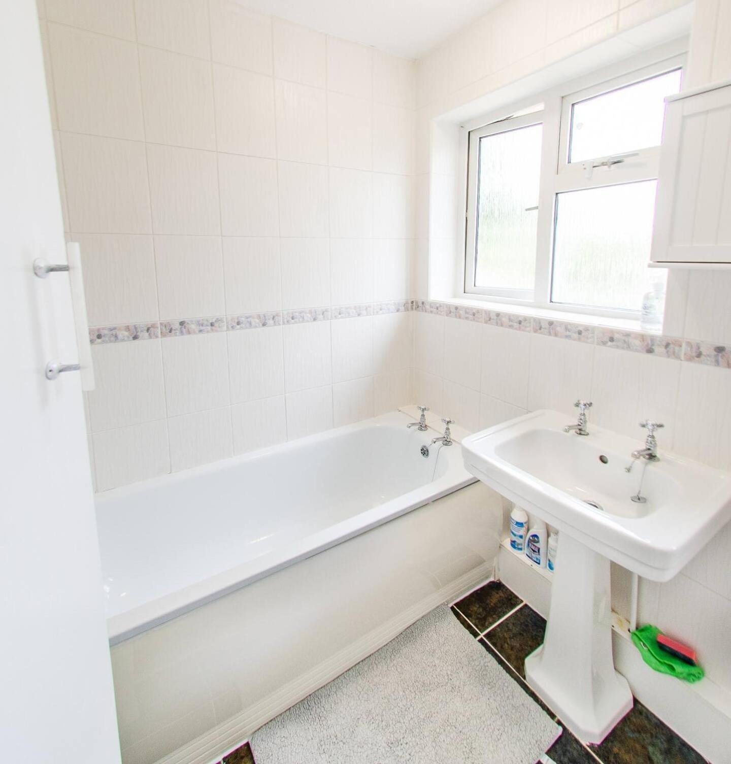 איפסוויץ' 4 Bed - 2 Baths 1 Walk In Shower Lots Of Parking מראה חיצוני תמונה