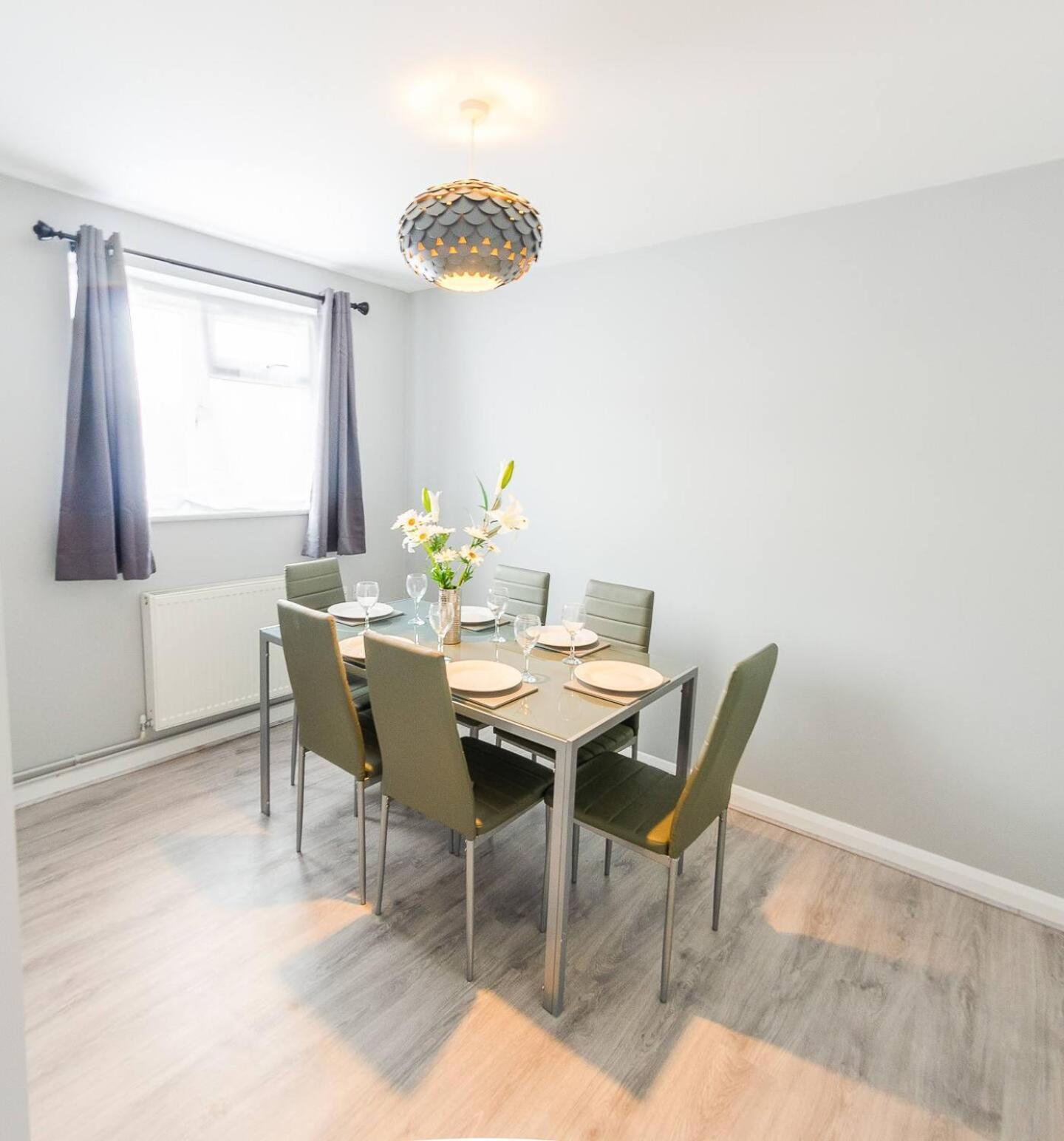 איפסוויץ' 4 Bed - 2 Baths 1 Walk In Shower Lots Of Parking מראה חיצוני תמונה